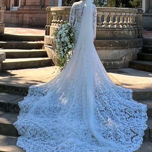 Monique Lhuillier Wedding Gown - Picture 6 of 10